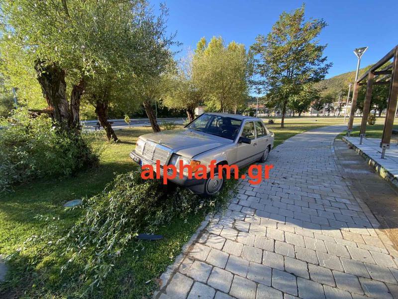 Eordaialive.com - Τα Νέα της Πτολεμαΐδας, Εορδαίας, Κοζάνης Τροχαίο ατύχημα στην Καστοριά - Αυτοκίνητο καρφώθηκε σε δέντρο